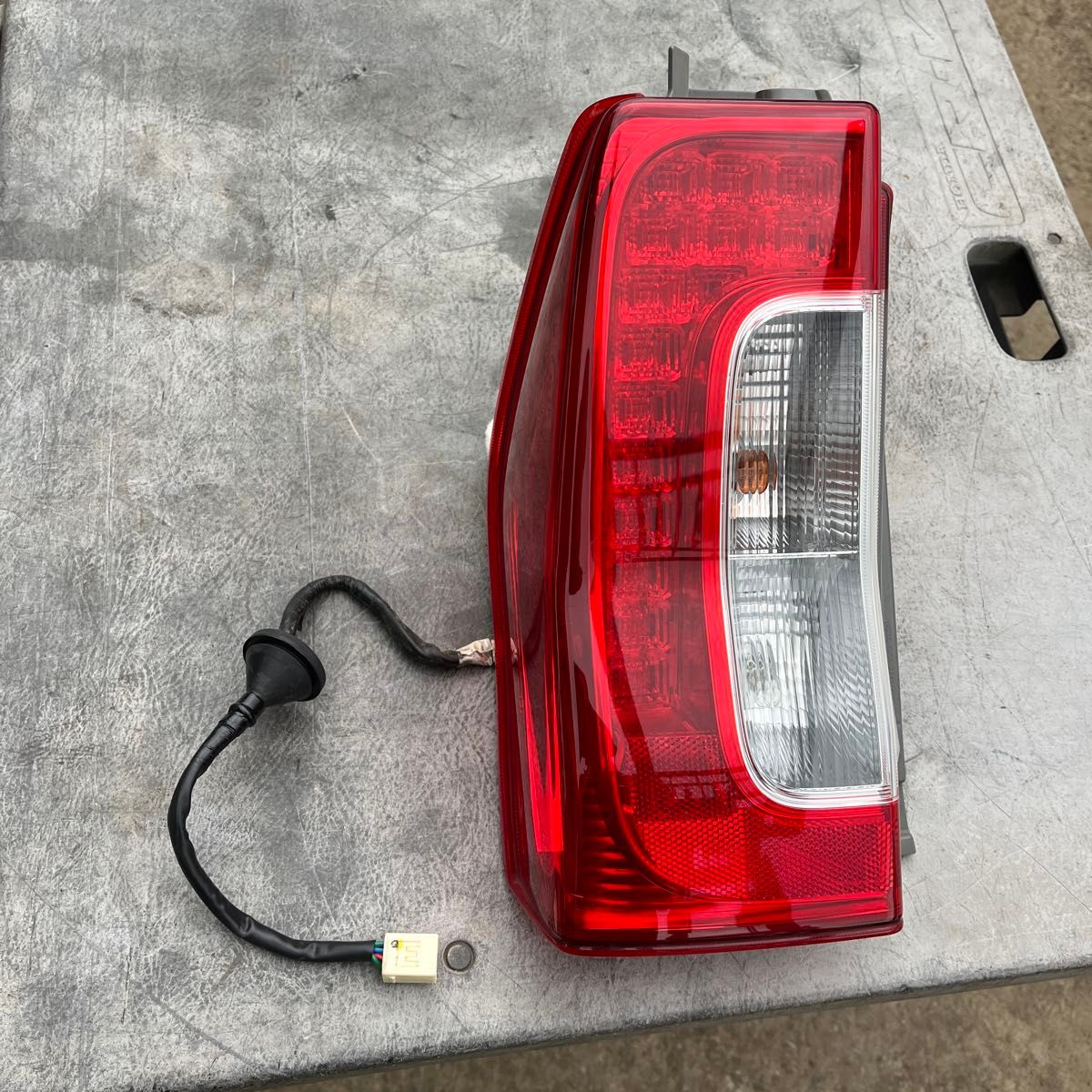 タント LA600S テールランプ 左 220-51391 爪折れ有り キズ有り 中古