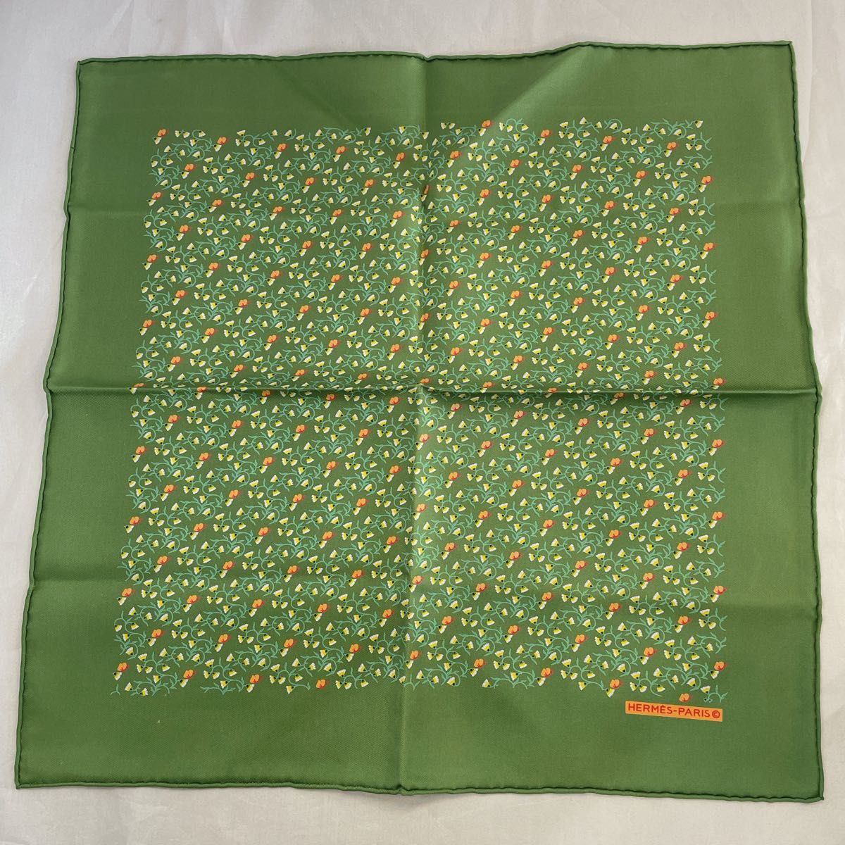 HERMES エルメス プチカレ スカーフ シルク100% グリーン 小花 HERMES エルメス プチカレ スカーフ シルク100% グリーン 小花