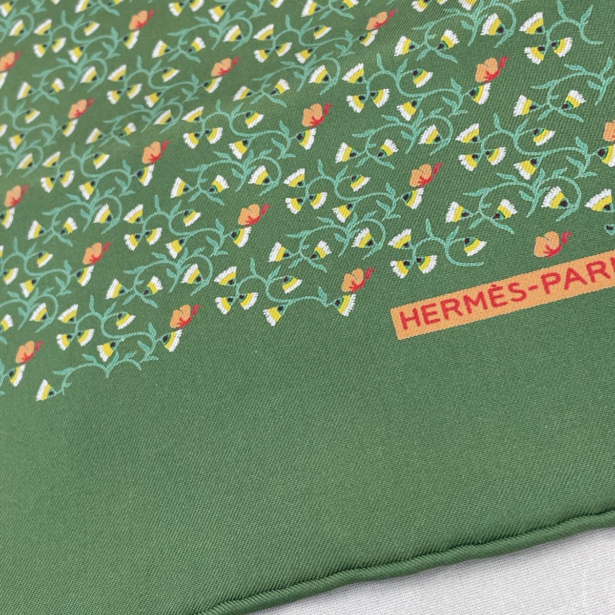 HERMES エルメス プチカレ スカーフ シルク100% グリーン 小花 HERMES エルメス プチカレ スカーフ シルク100% グリーン 小花
