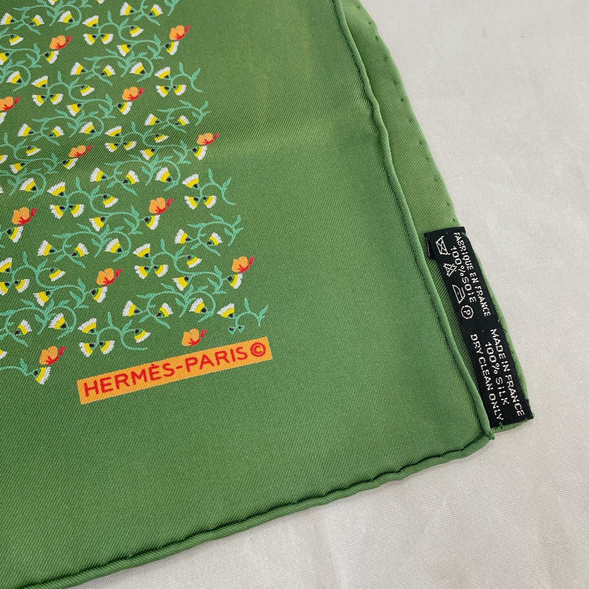 HERMES エルメス プチカレ スカーフ シルク100% グリーン 小花 HERMES エルメス プチカレ スカーフ シルク100% グリーン 小花