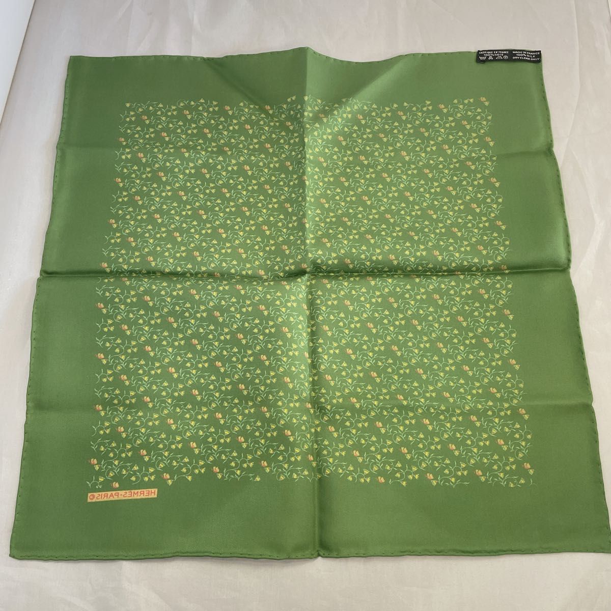 HERMES エルメス プチカレ スカーフ シルク100% グリーン 小花 HERMES エルメス プチカレ スカーフ シルク100% グリーン 小花