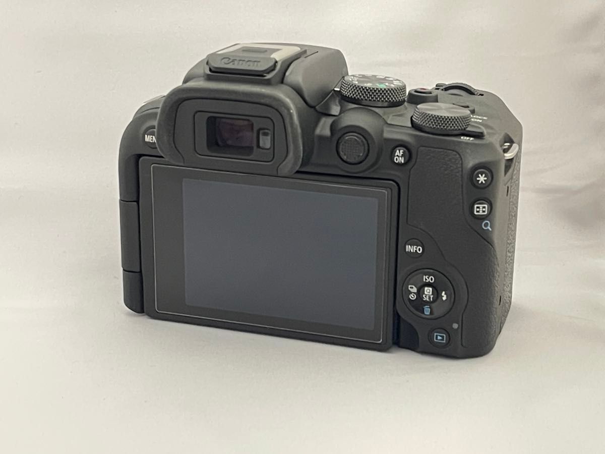 EOS R10 ボディー ほぼ新品の1000ショット未満 レンズは付属せず EOS R10 ボディー ほぼ新品の1000ショット未満 レンズは付属せず