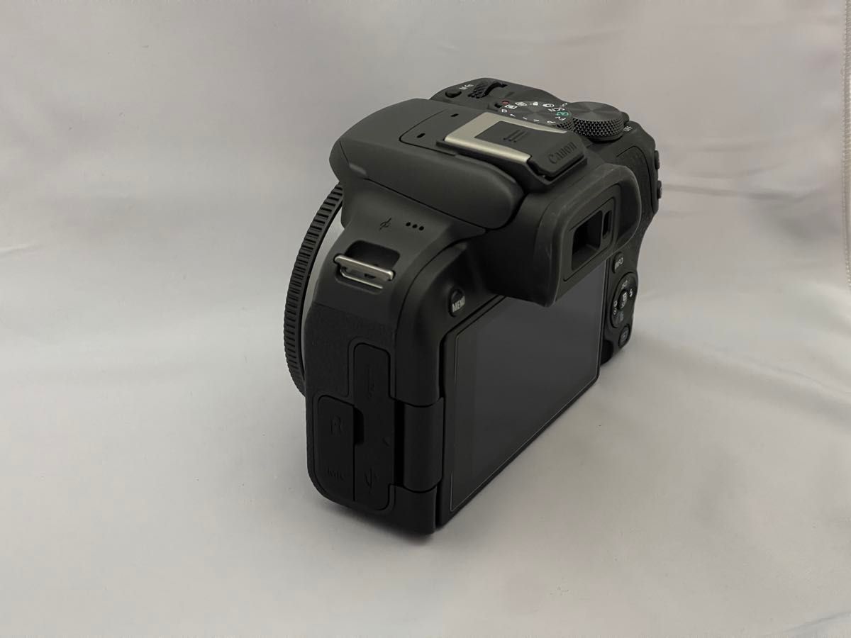 EOS R10 ボディー ほぼ新品の1000ショット未満 レンズは付属せず EOS R10 ボディー ほぼ新品の1000ショット未満 レンズは付属せず