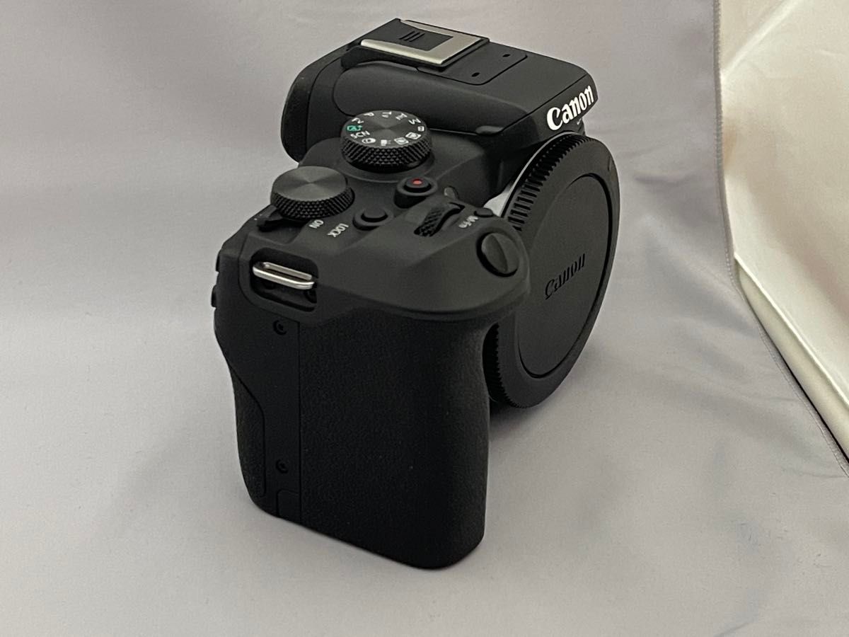 EOS R10 ボディー ほぼ新品の1000ショット未満 レンズは付属せず EOS R10 ボディー ほぼ新品の1000ショット未満 レンズは付属せず