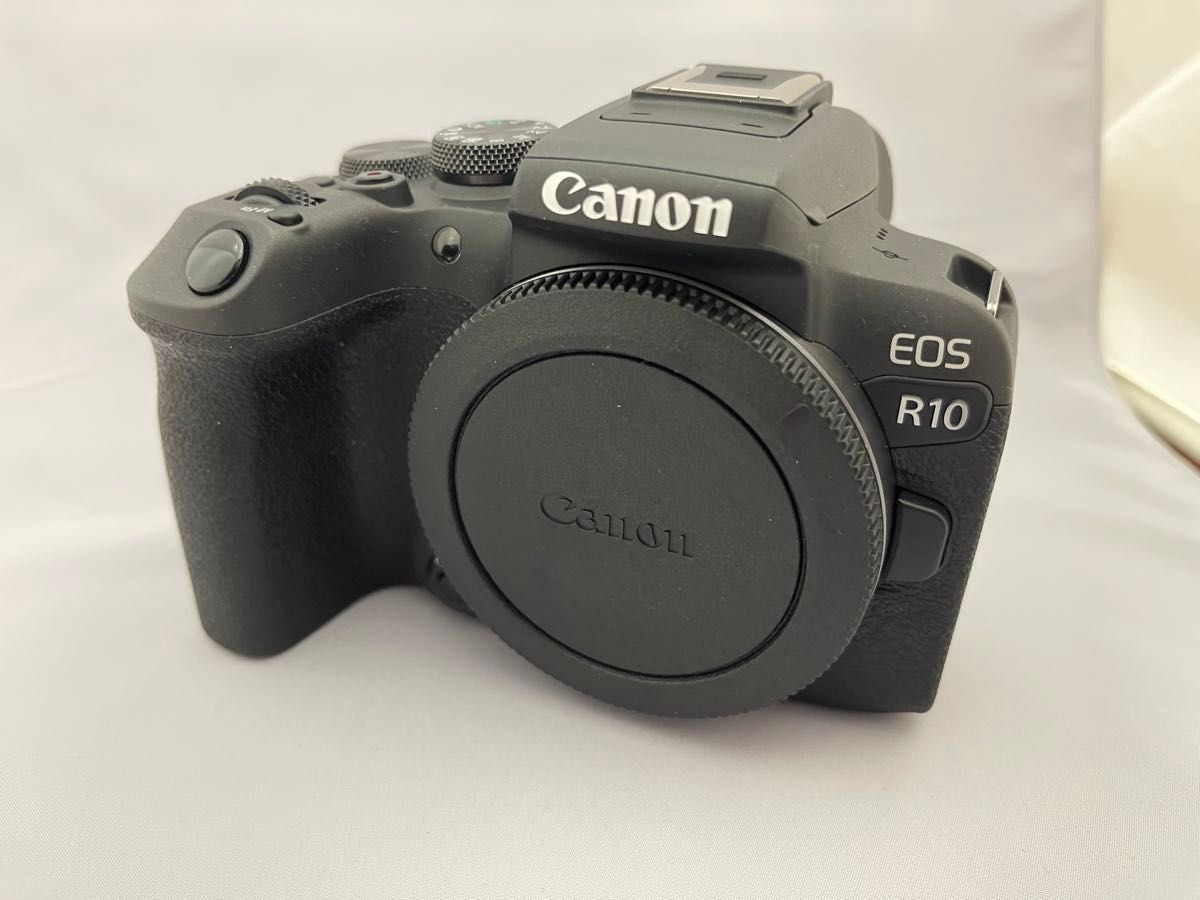 EOS R10 ボディー ほぼ新品の1000ショット未満 レンズは付属せず EOS R10 ボディー ほぼ新品の1000ショット未満 レンズは付属せず