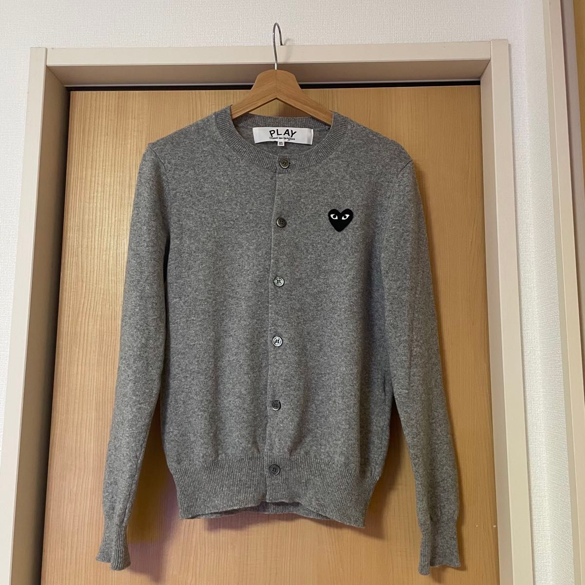 ほぼ未使用 PLAY COMME DES GARCONS グレー XS カーディガン ほぼ未使用 PLAY COMME DES GARCONS グレー XS カーディガン