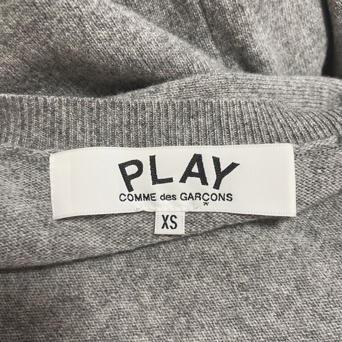 ほぼ未使用 PLAY COMME DES GARCONS グレー XS カーディガン ほぼ未使用 PLAY COMME DES GARCONS グレー XS カーディガン