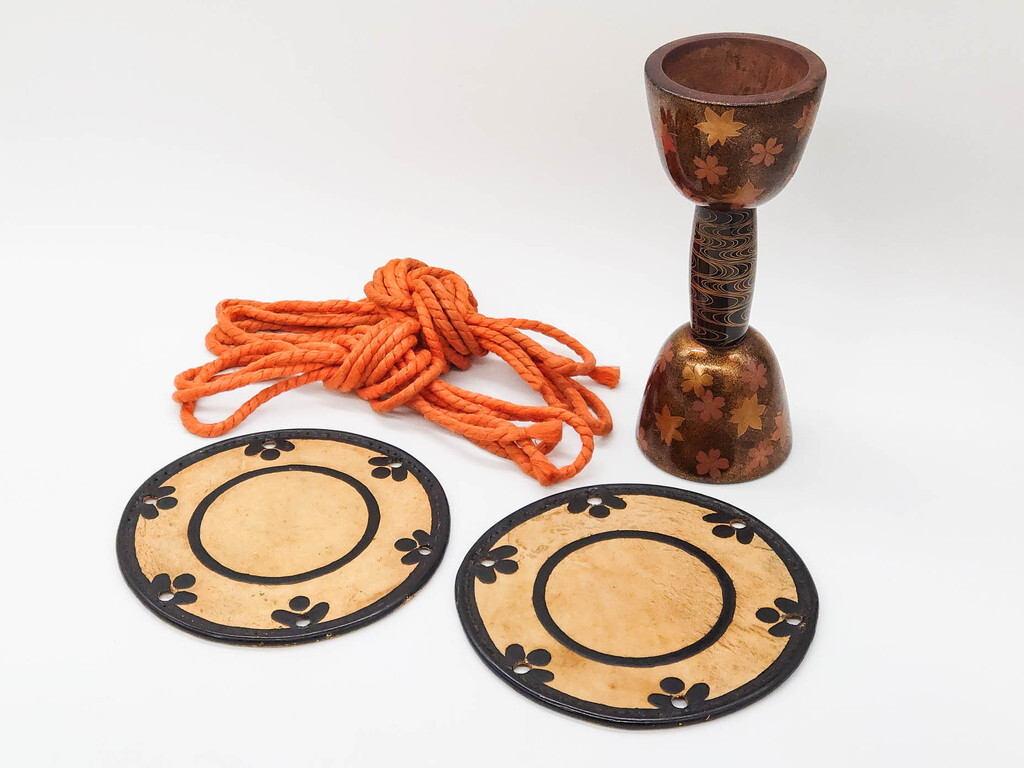 R-081334 時代物 和楽器 小鼓(梨地,金蒔絵,桜,紅葉,花,流水文様 R-081334 時代物 和楽器 小鼓(梨地,金蒔絵,桜,紅葉,花,流水文様