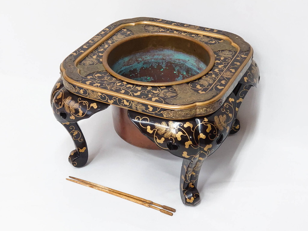 R-081353 江戸~明治期 蒔絵 松唐草 火箸 華やかな気品を感じる大名火鉢(木製、漆芸、猫脚、手あぶり) その他