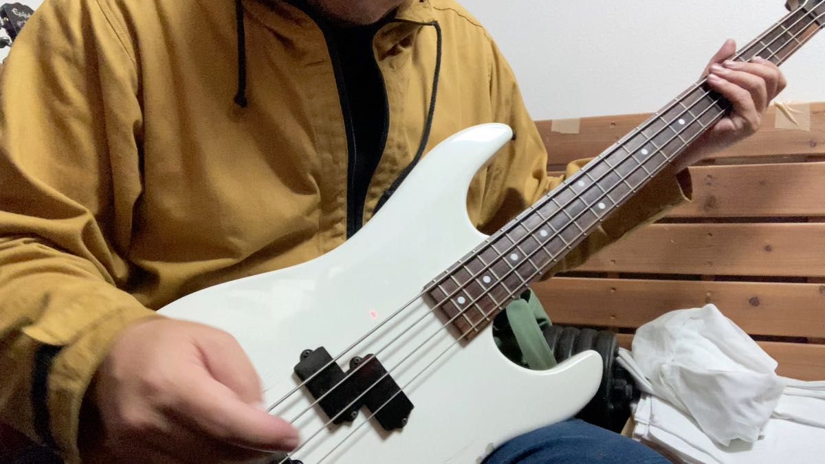 Fernandes エレキベース ホワイト系