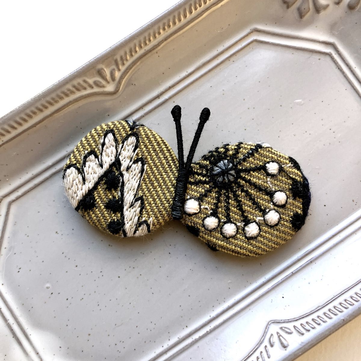 ミナペルホネンはぎれ使用 ハンドメイドちょうちょブローチ 刺繍 ミナペルホネンはぎれ使用 ハンドメイドちょうちょブローチ 刺繍