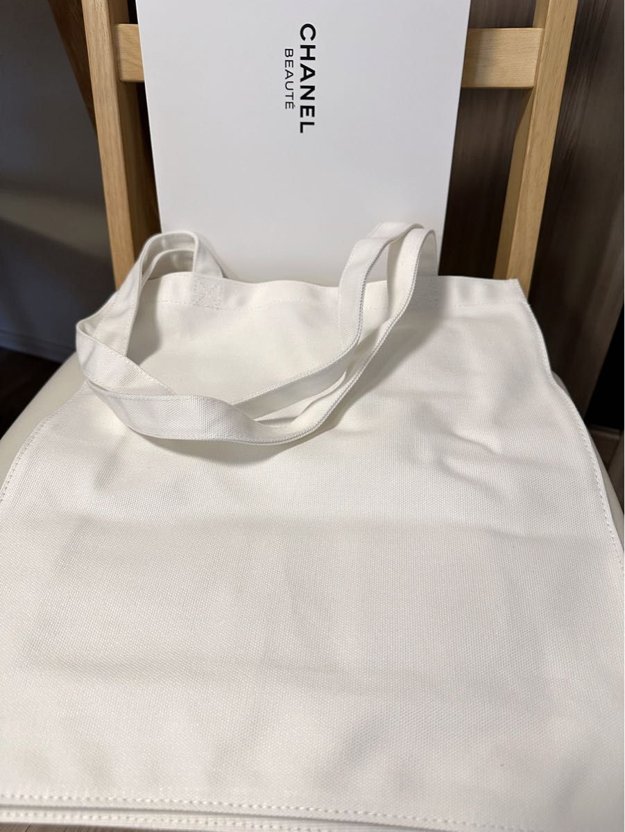 CHANEL 上顧客限定ノベルティ トートバッグ ホワイトキャンバス CHANEL 上顧客限定ノベルティ トートバッグ ホワイトキャンバス