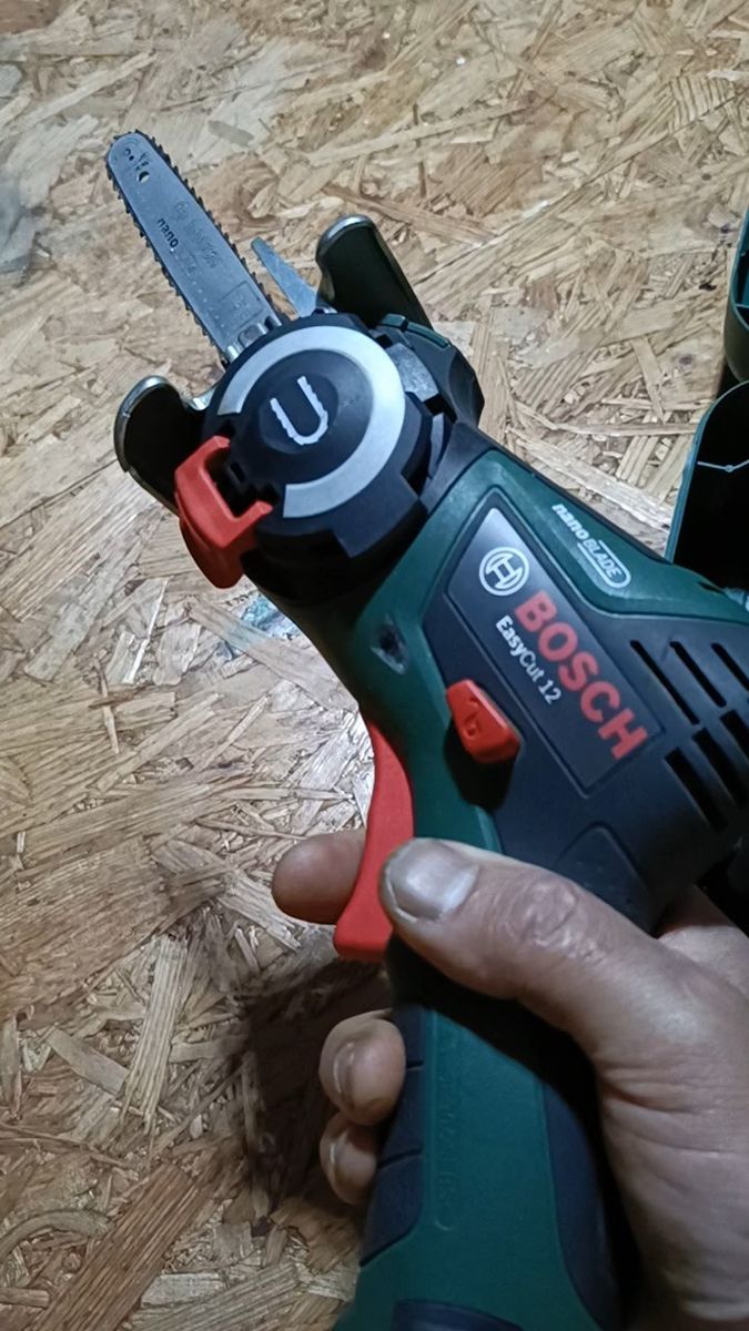 BOSCH コードレスマイクロソー CUT1108 &リチウムイオンバッテリー+ 充電器