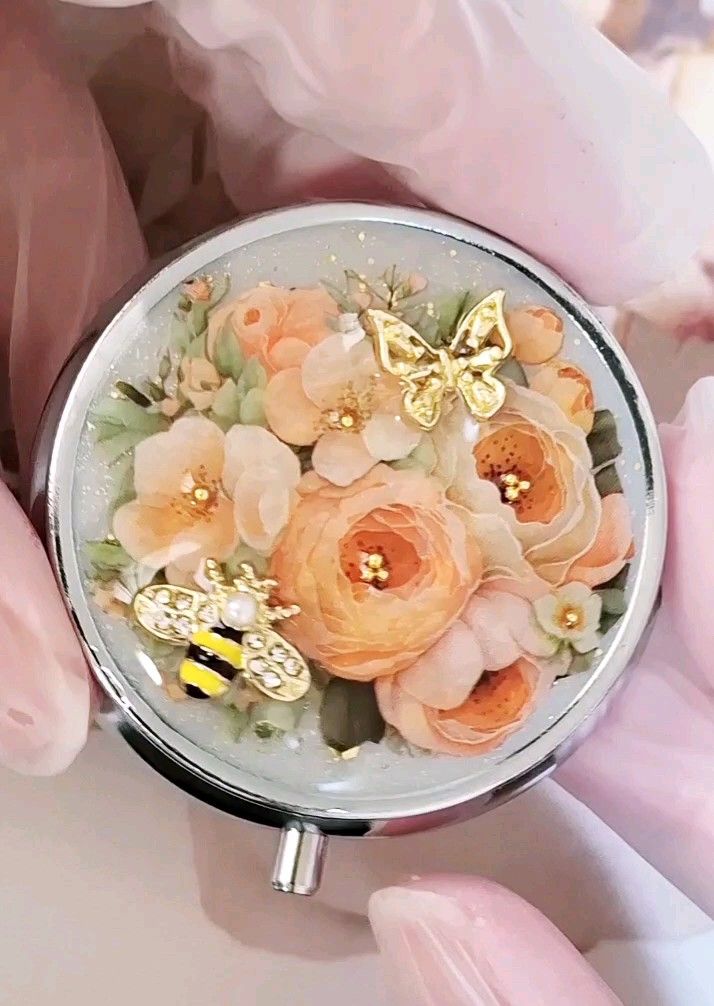 *オレンジフラワー* ピルケース 小物ケース アクセサリーケース レジン ハンドメイド 薬入れ 蜜蜂 蝶々 No.156