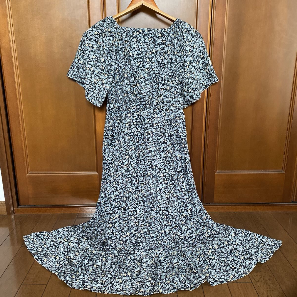 Lutique】 ブラック 小花模様柄 昭和レトロ風 ロングワンピース Lutique】 ブラック 小花模様柄 昭和レトロ風 ロングワンピース