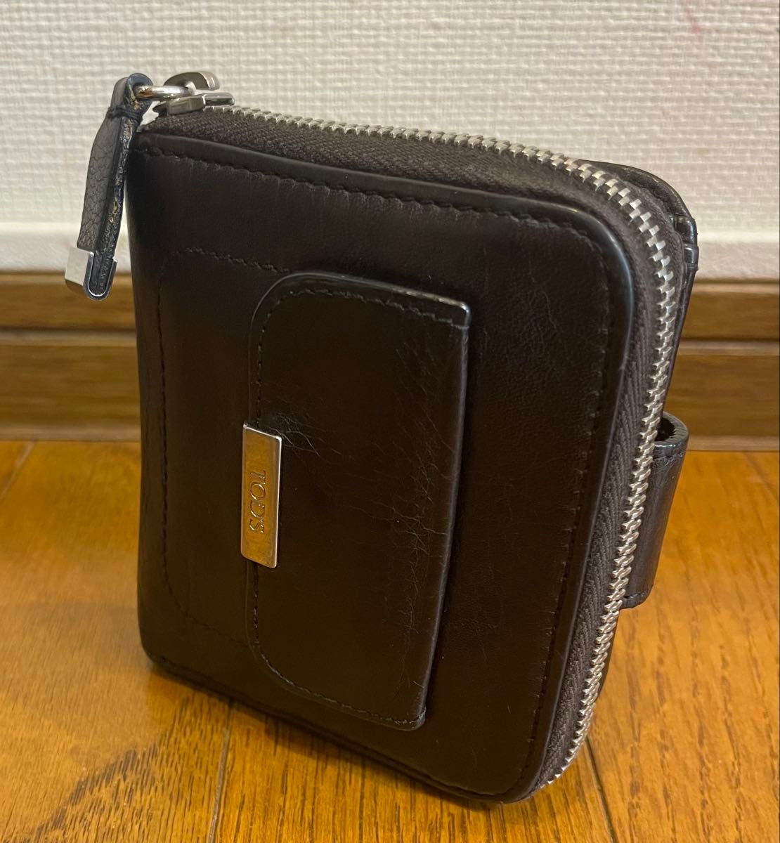 TOD'S トッズ レザー二つ折り財布 ラウンドファスナー ダーク TOD'S トッズ レザー二つ折り財布 ラウンドファスナー ダーク