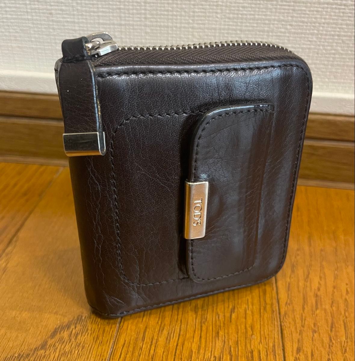 TOD'S トッズ レザー二つ折り財布 ラウンドファスナー ダーク TOD'S トッズ レザー二つ折り財布 ラウンドファスナー ダーク