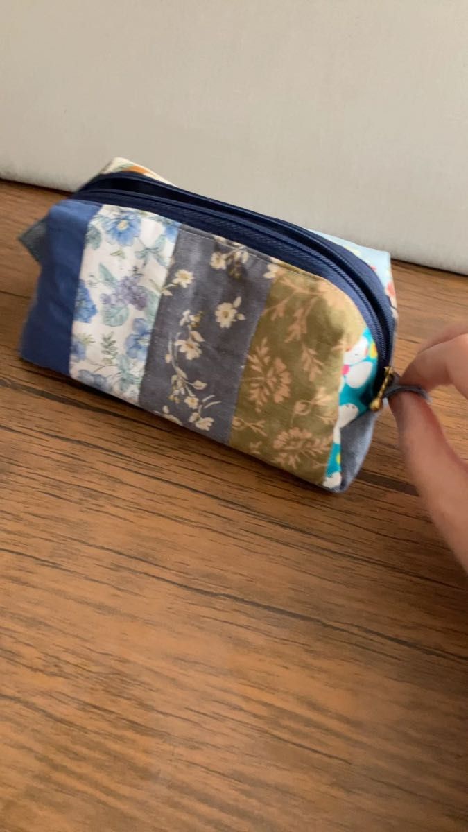 パッチワーク手作り ハンドメイド ペンケース ポーチ 化粧ポーチ 大きめ ボックスポーチ マチ7cm 一点物 オリジナルデザイン