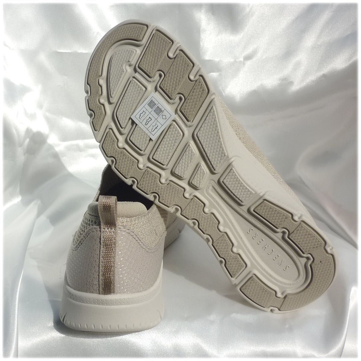 新品23 5cm(23cm相当)スケッチャーズ Skechers ベージュ 新品23 5cm(23cm相当)スケッチャーズ Skechers ベージュ