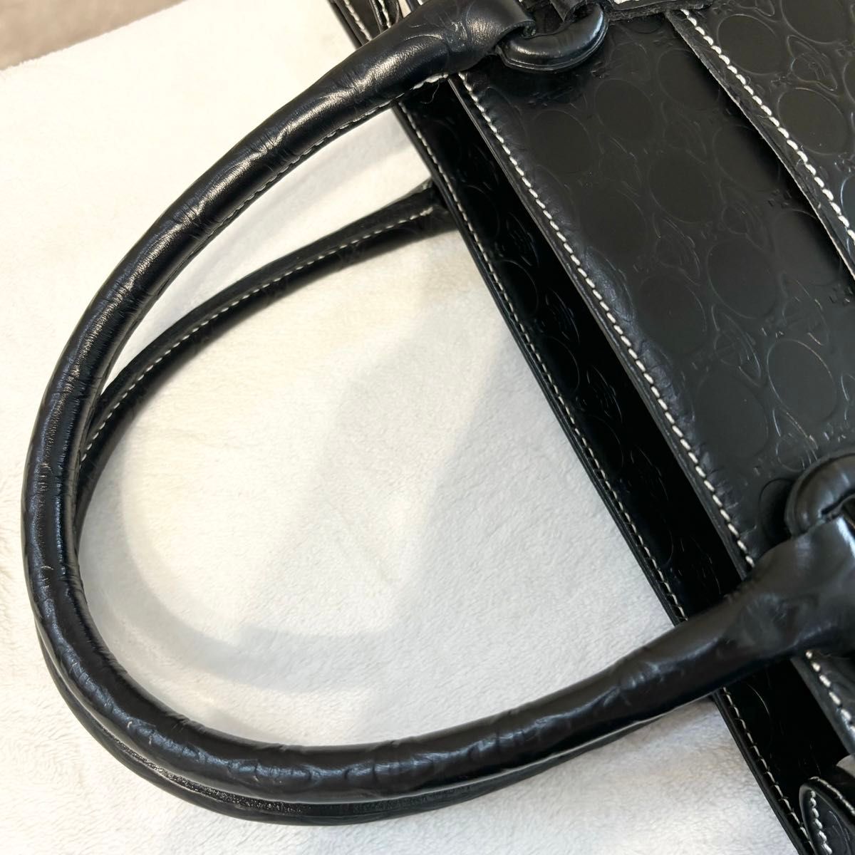 極美品 ヴィヴィアンウエストウッド ハンドバッグ オーブ型押し 極美品 ヴィヴィアンウエストウッド ハンドバッグ オーブ型押し