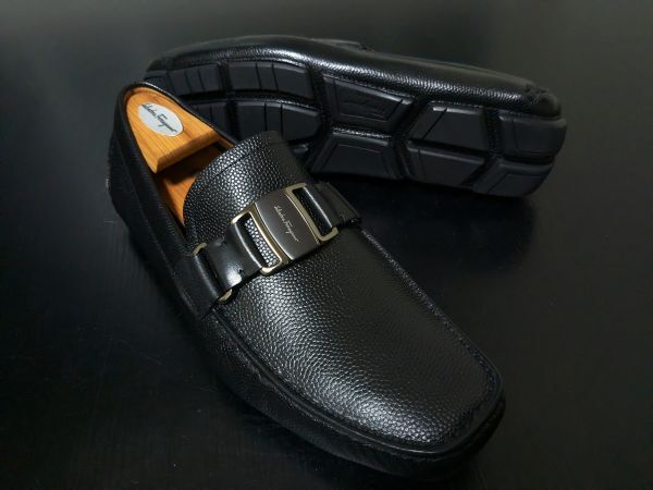 未使用 フェラガモ 8EEE Ferragamo エンボスレザー ビット 未使用 フェラガモ 8EEE Ferragamo エンボスレザー ビット