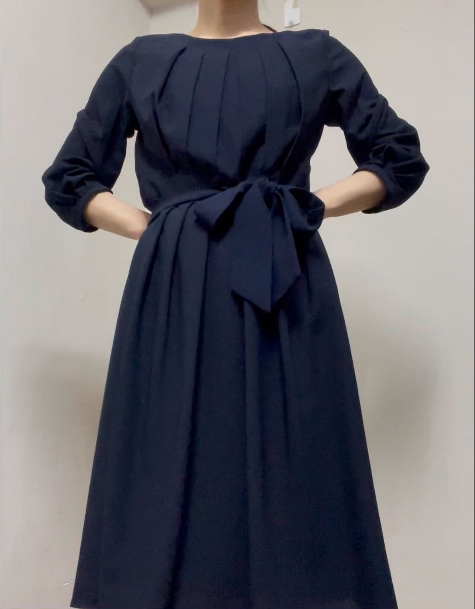 P00230 上品なプリーツ紺ワンピース 普段使いからフォーマルまで 美ラインキープ シワにならない 七分袖