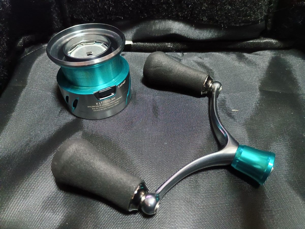 DAIWA 24エメラルダスX LT2500-XH-DH 品番違い替えスプール付き DAIWA 24エメラルダスX LT2500-XH-DH 品番違い替えスプール付き