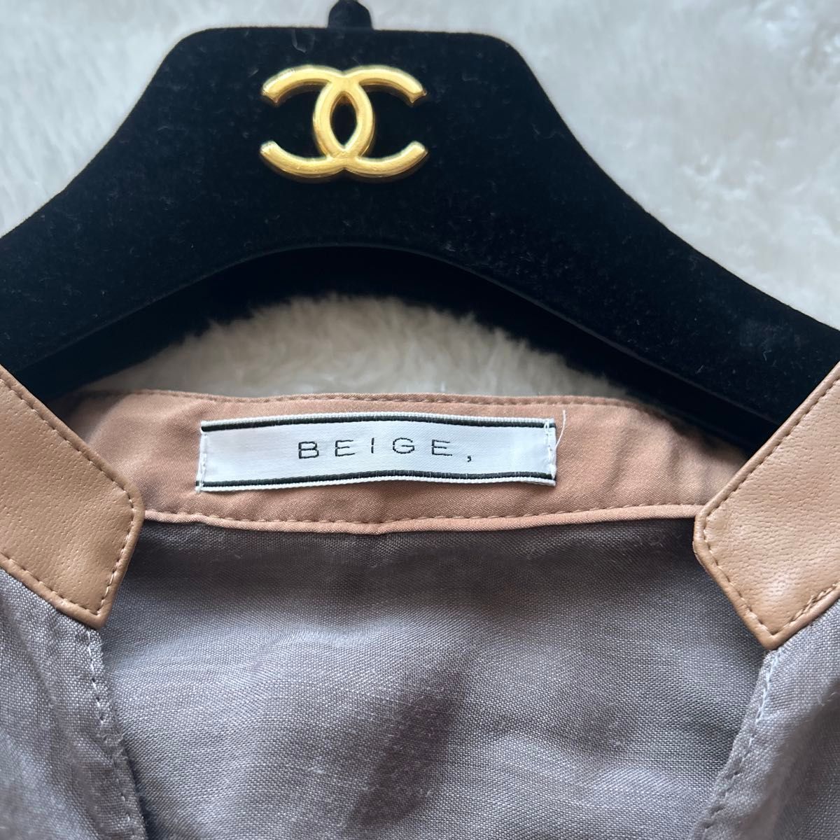 BEIGE ベイジ ポリーヌ フェイクレザー コンビブラウス シアー BEIGE ベイジ ポリーヌ フェイクレザー コンビブラウス シアー