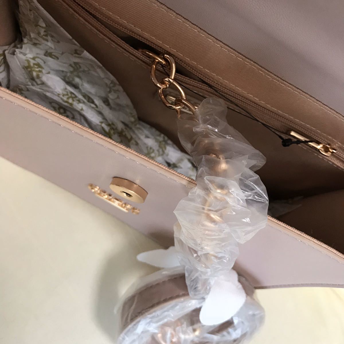 国産高評価 GUESS ゼブラ ポンポンチャーム付 2way ハンドバッグ
