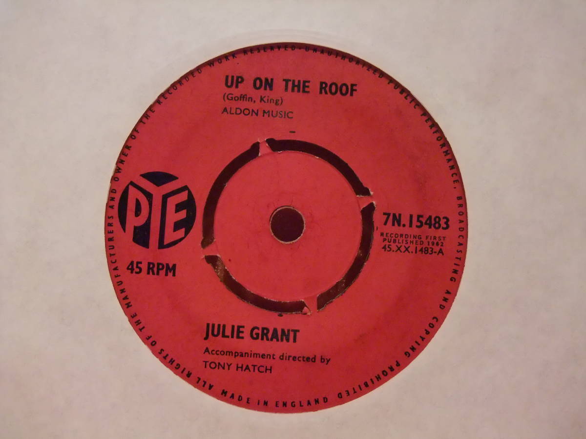 UK盤 7" JULIE GRANT ジュリー・グラント / UP ON THE ROOF / WHEN YOU ASK ABOUT LOVE_画像2