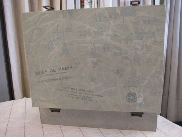 【Tiara】ティアラ トランクボックス マップS 木箱 パリ Paris 収納 地図柄 おもちゃ箱_ヴィンテージ感ある丁番金具