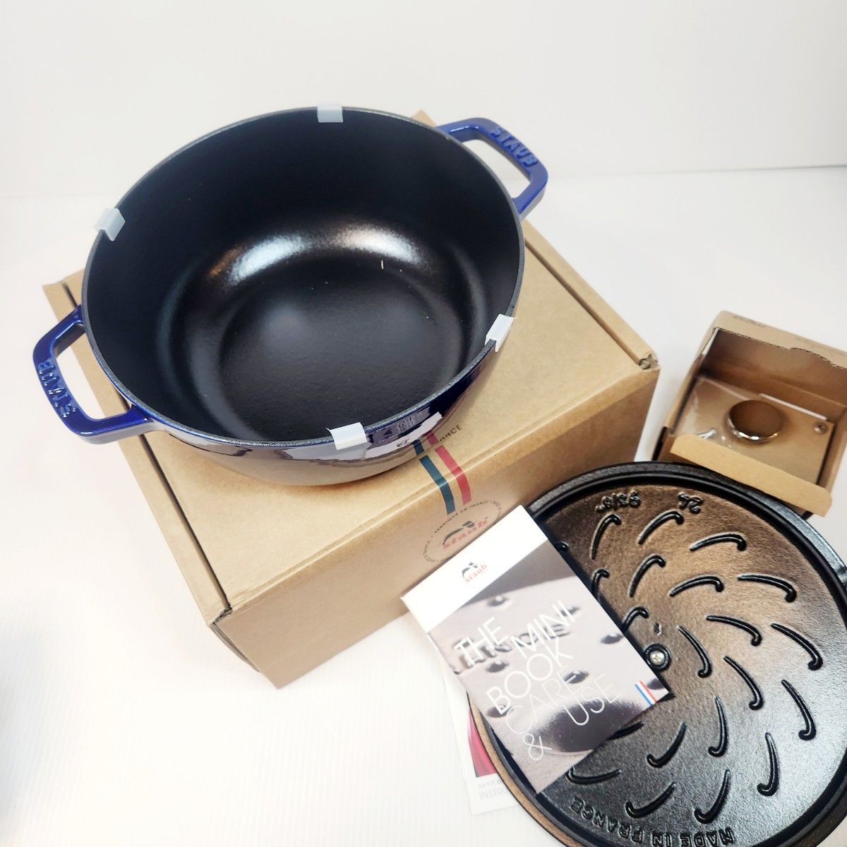 Staub ワナベ XL グランブルー フルール ド リス レア 限定 Staub ワナベ XL グランブルー フルール ド リス レア 限定