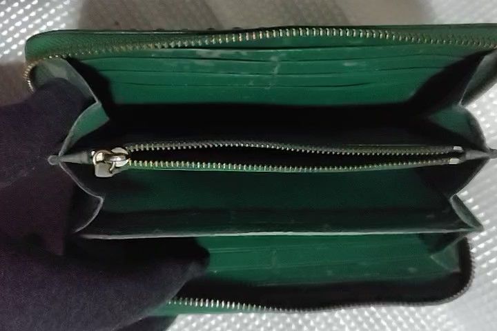 COACH 長財布 スタッズ グリーン レザー 娘の出品になります。