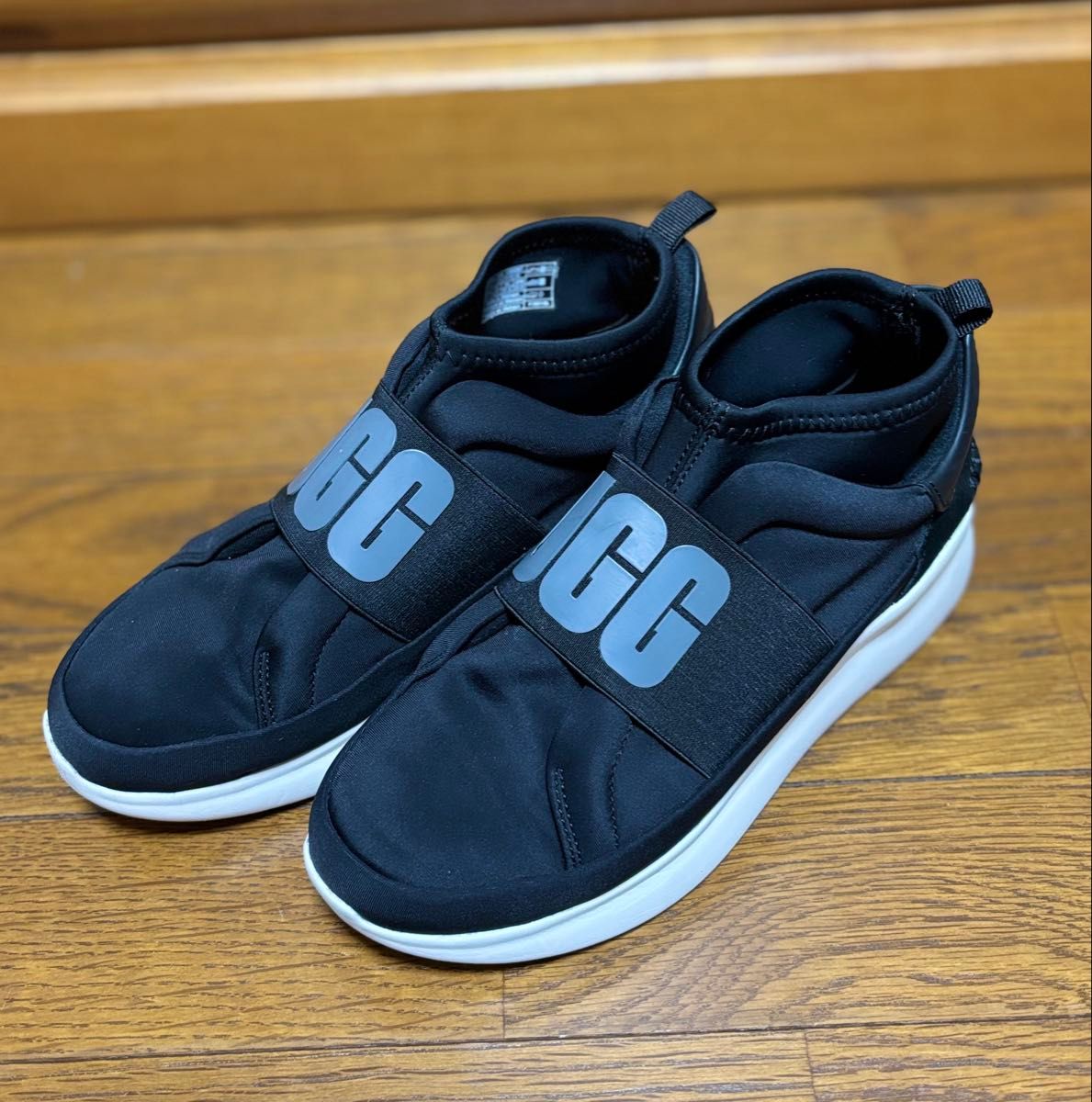 美品】UGG アグスニーカースリッポン ニュートラレディース 美品】UGG アグスニーカースリッポン ニュートラレディース