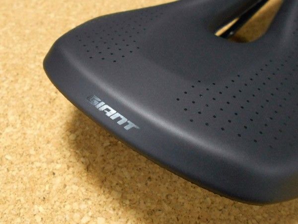 工場直売 完成車外し】 GIANT ショートノーズ CONTACT ERGO サドル 穴開き その他