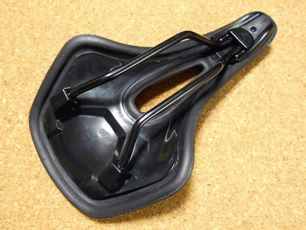 最新情報 完成車外し】 GIANT ショートノーズ CONTACT ERGO サドル 穴開き その他