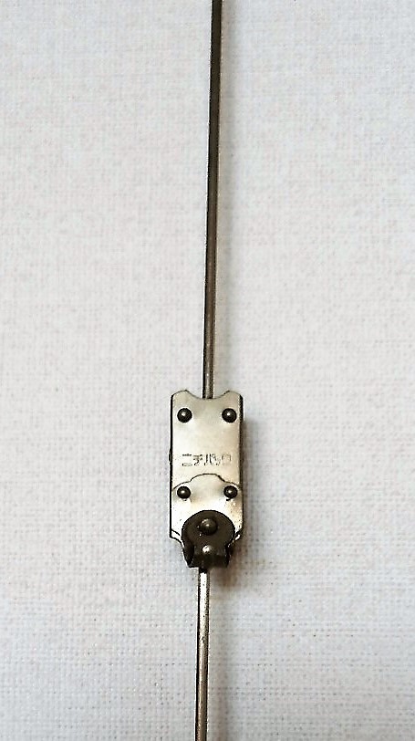 ステンレス製・棒状自在鍵ｘ爪１個付　額掛用。日本製_ステンレス製自在鍵の爪部分正面
