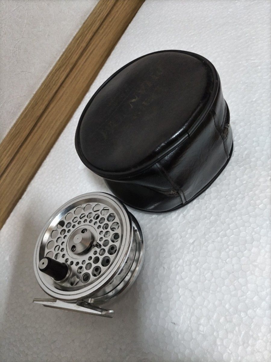 フライリール2種セット売り ダイワ ファントムSS-#5 と木製 フライリール2種セット売り ダイワ ファントムSS-#5 と木製