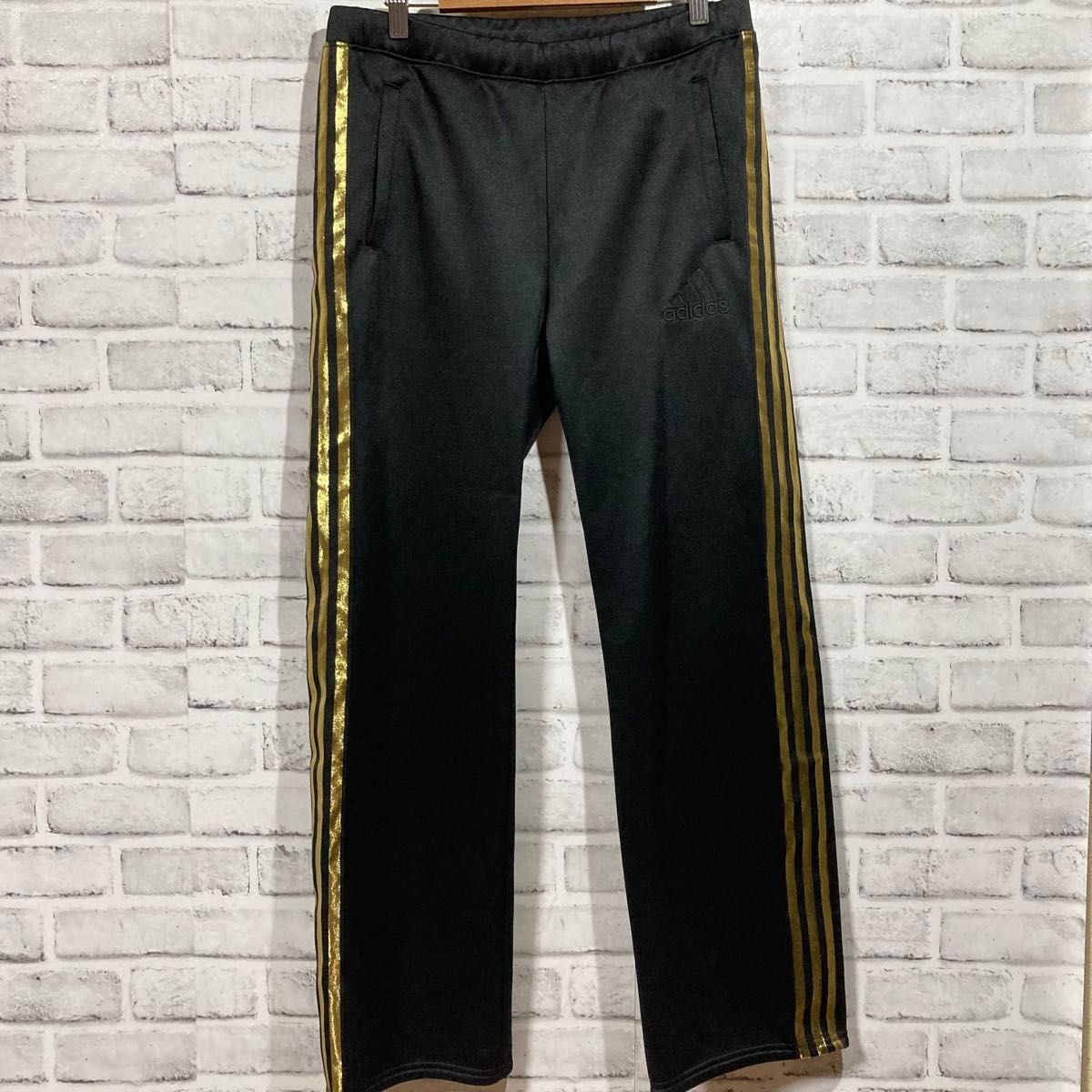 新作ウエア アディダス adidas 1399 ジャージ ロゴ刺繍 M 金 黒 上下セット アディダス