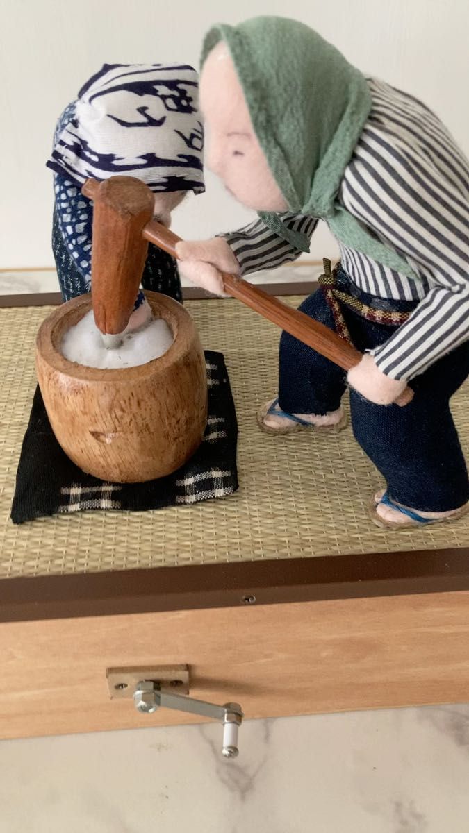手作りからくり人形 餅つきをする。おじいさんとおばあさん3