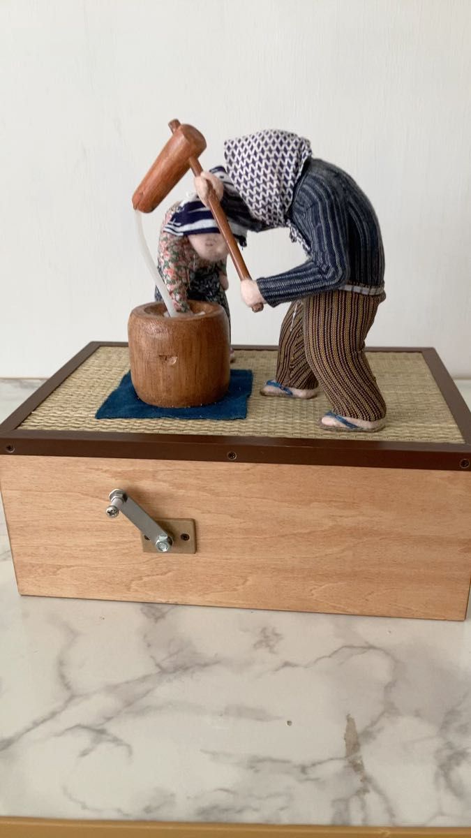 手作りからくり人形 餅つきをする。おじいさんとおばあさん2