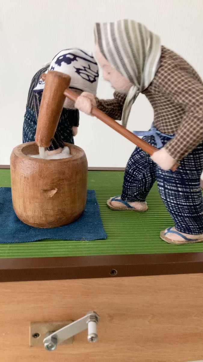 手作りからくり人形 餅つきをするおじいさんとおばあさん1