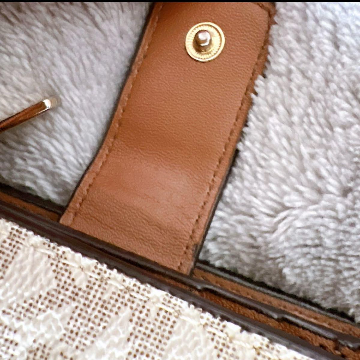 美品 MICHAEL KORS 大人気茶色 二つ折り財布 パスケースつき 美品 MICHAEL KORS 大人気茶色 二つ折り財布 パスケースつき
