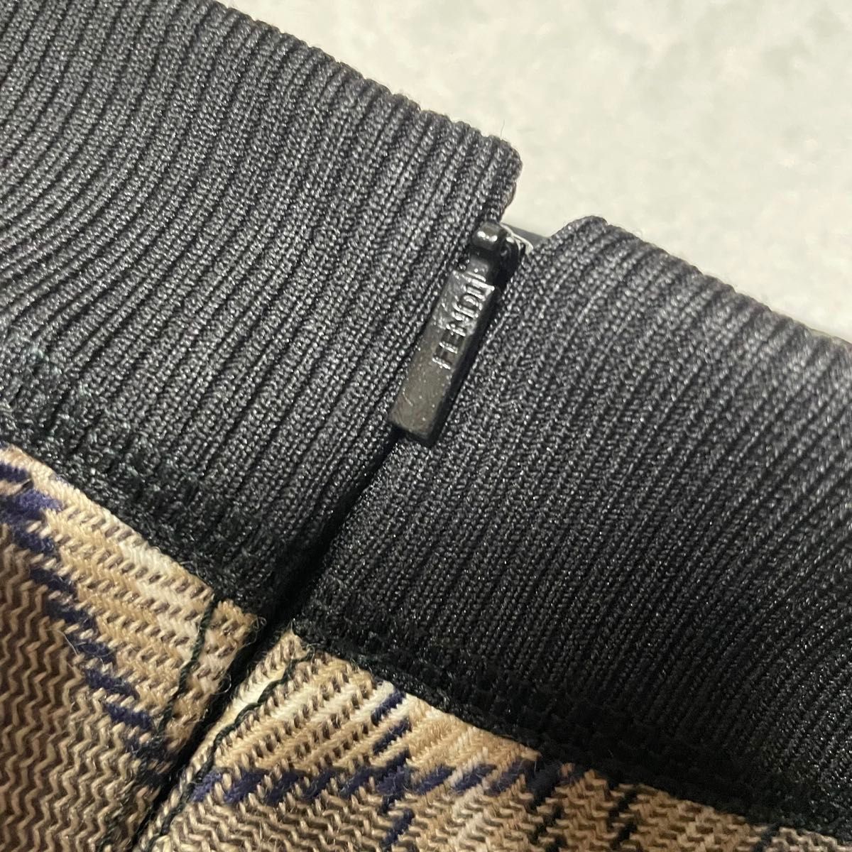 新品タグ付き 訳あり フェンディ FENDI ズッカ ロゴ タイト 新品タグ付き 訳あり フェンディ FENDI ズッカ ロゴ タイト