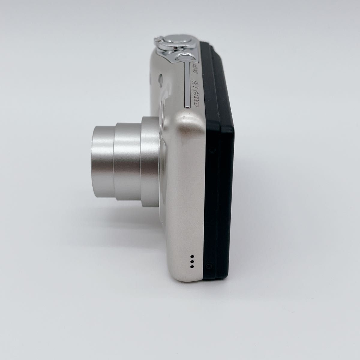 美品】NIKON COOLPIX L30 乾電池仕様 シルバー ニコン 美品】NIKON COOLPIX L30 乾電池仕様 シルバー ニコン