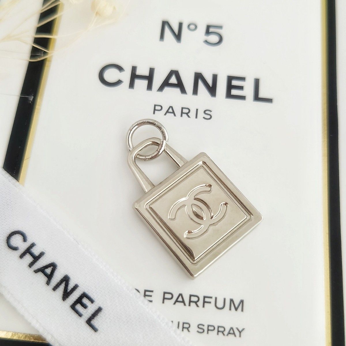 ヴィンテージボタン チャーム シルバー 南京錠型CHANELシャネル ヴィンテージボタン チャーム シルバー 南京錠型CHANELシャネル