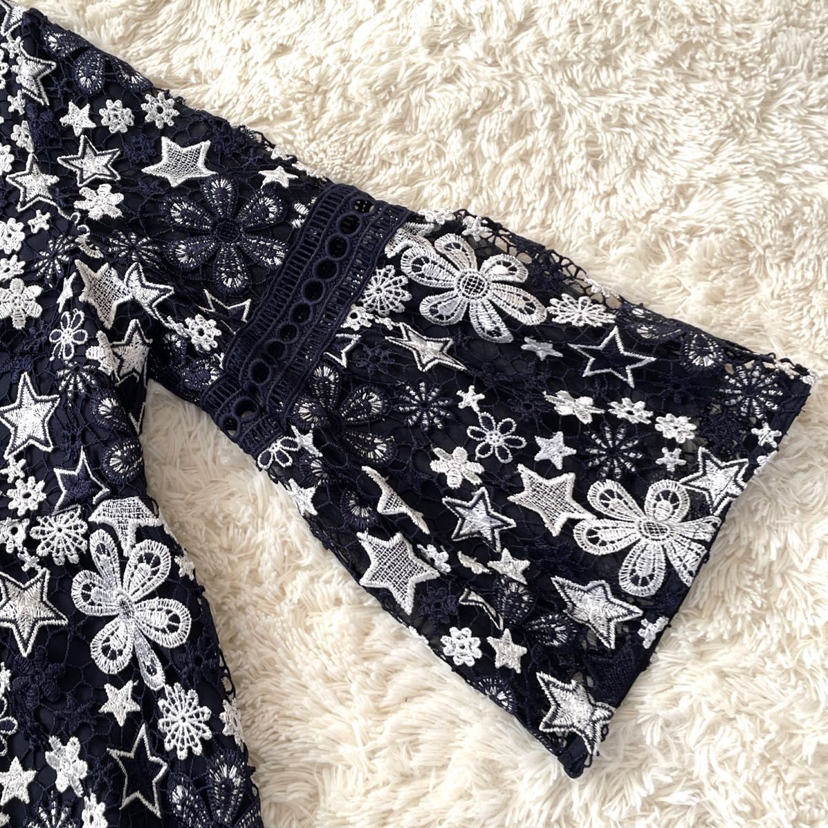極美品 ローズティアラ チュニック プルオーバー 花柄 星 刺繍 極美品 ローズティアラ チュニック プルオーバー 花柄 星 刺繍