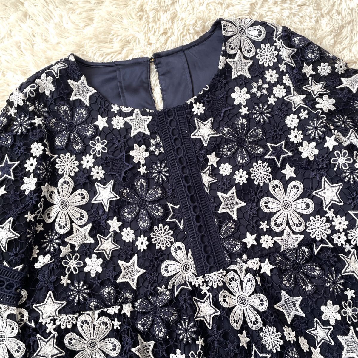極美品 ローズティアラ チュニック プルオーバー 花柄 星 刺繍 極美品 ローズティアラ チュニック プルオーバー 花柄 星 刺繍