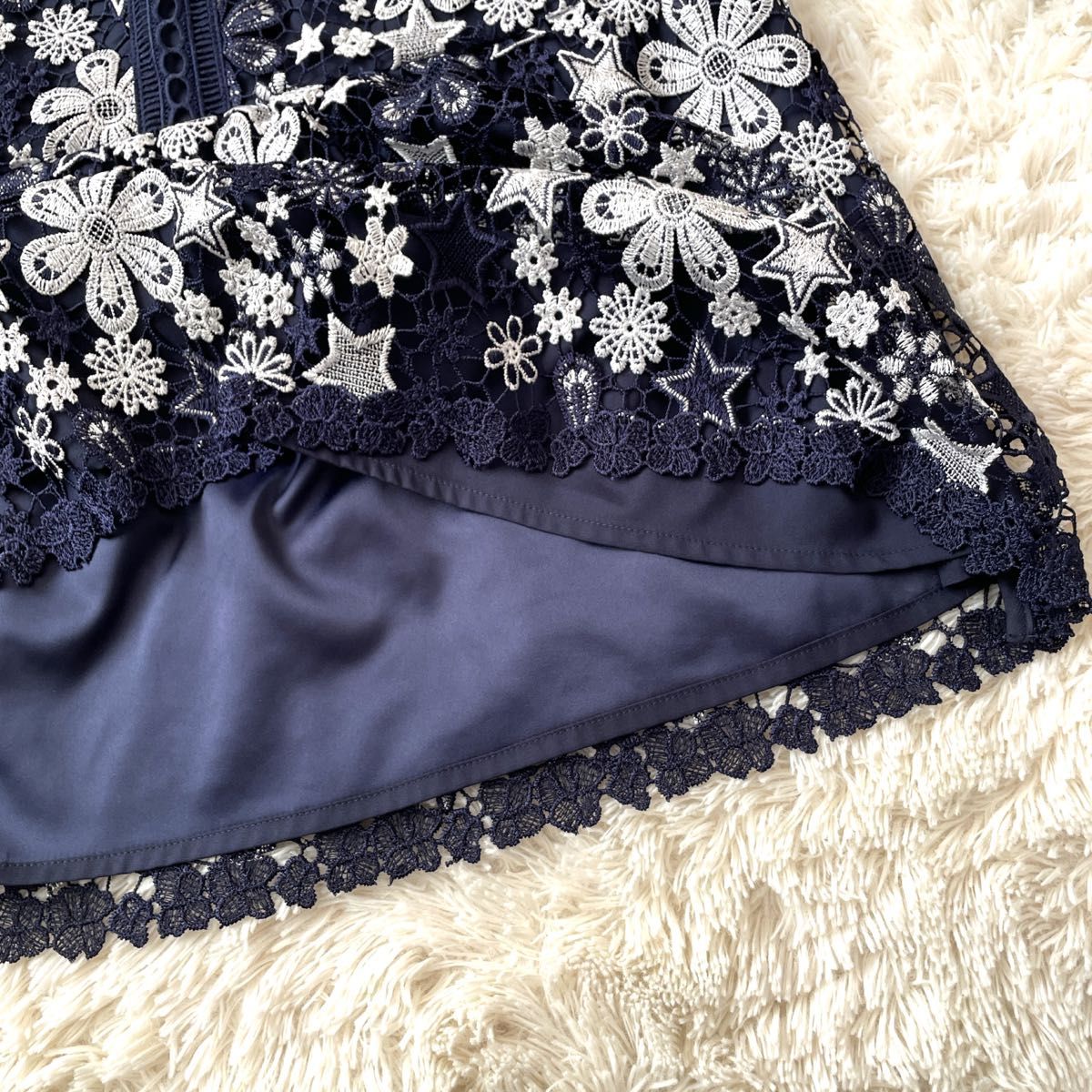 極美品 ローズティアラ チュニック プルオーバー 花柄 星 刺繍 極美品 ローズティアラ チュニック プルオーバー 花柄 星 刺繍