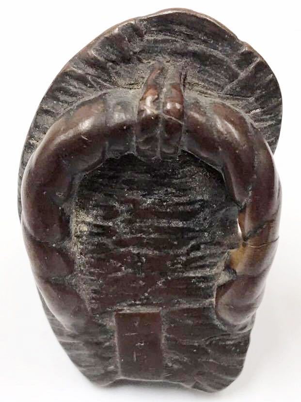 根付師 正直 銘 時代 裏返った草鞋の上の蛙 根付 (箱無) | sweatreno.com